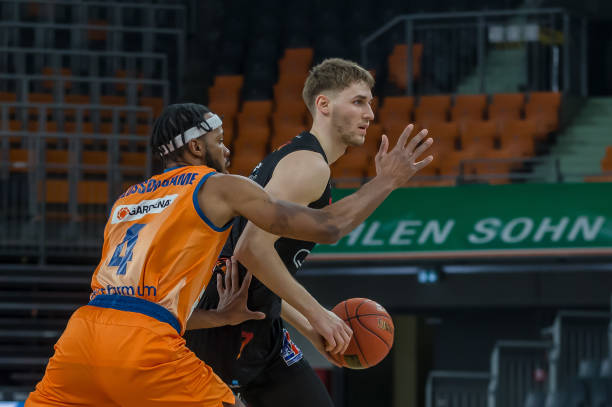 端的巨大潜 端的巨大潜